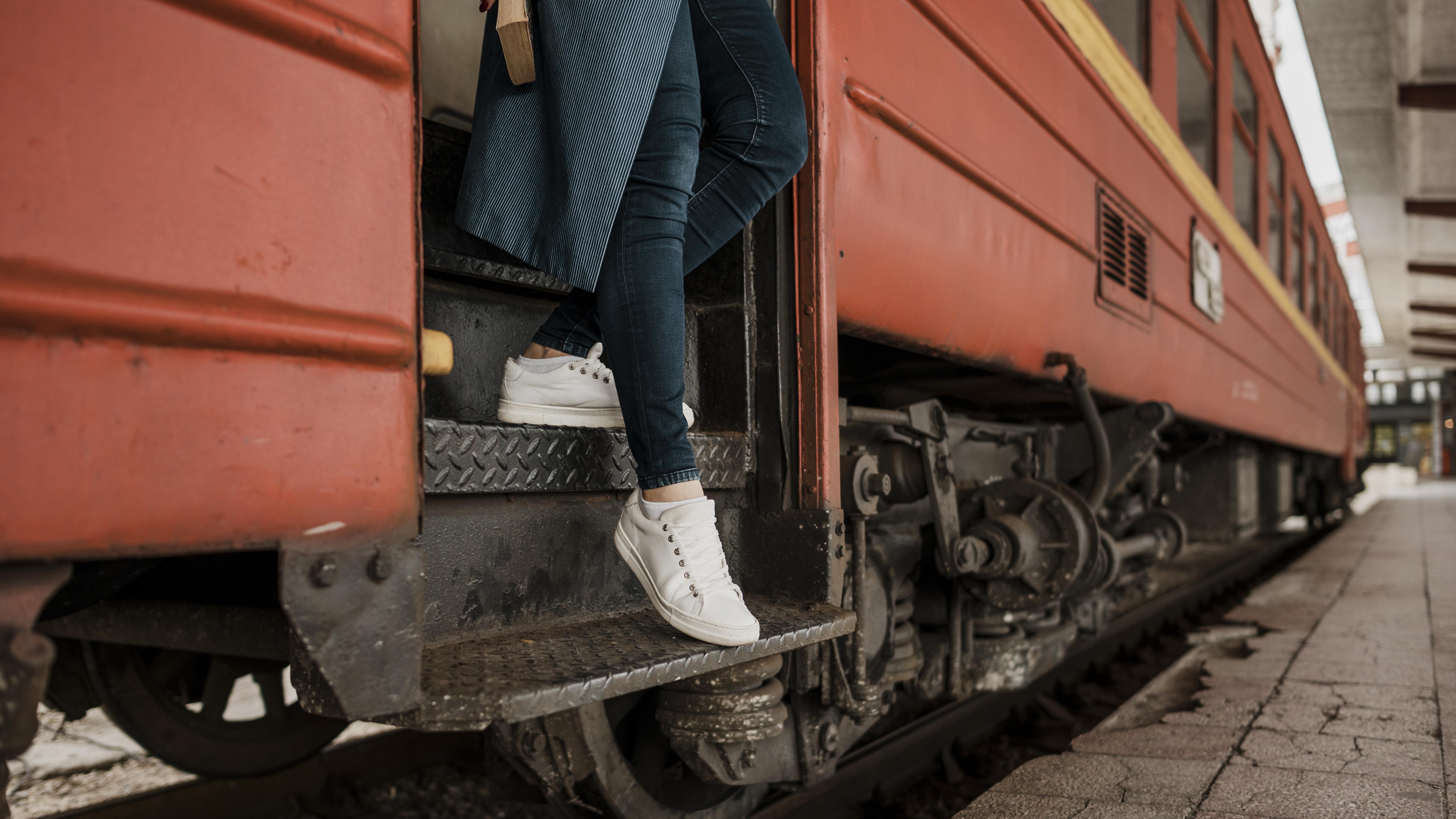 a-pessoa-desce-as-escadas-do-trem